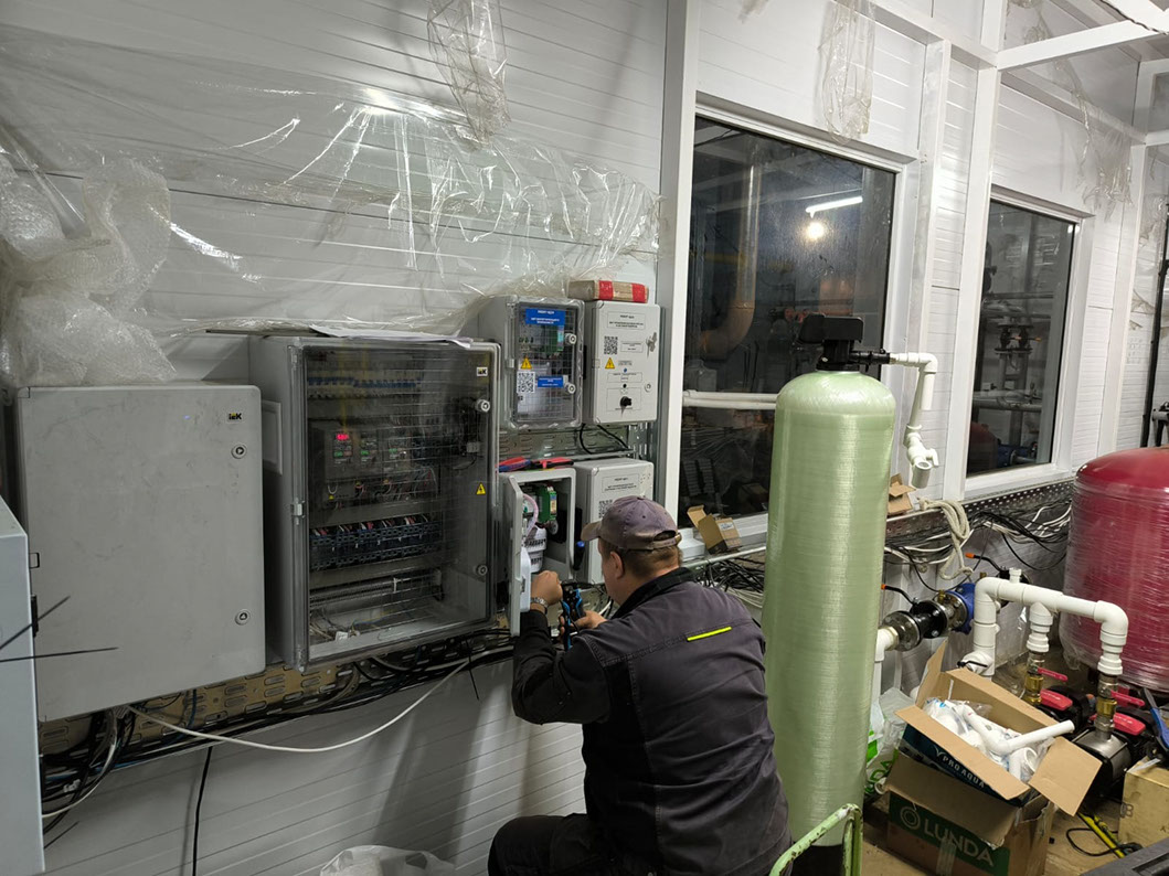 Все щиты в котельной в пластиковом корпусе.