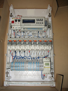 Шкаф управления бытовой котельной, собранный на базе контроллера ИСУ-04 со снятой передней панелью